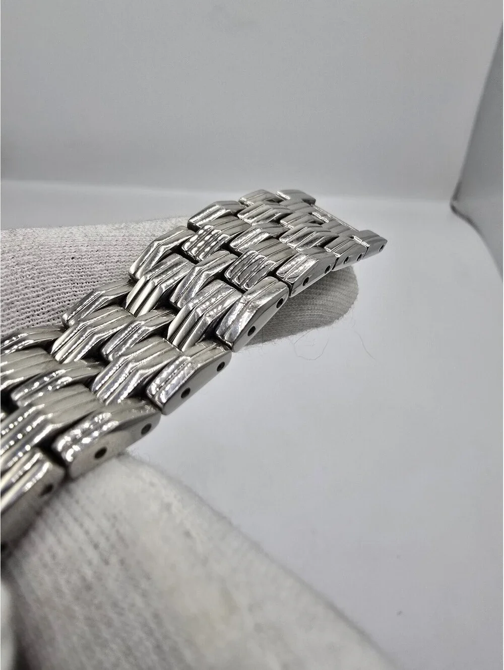 Swatch Irony Signoralia Women’s Quartz Analog Watch Silver Dial Stainless Steel